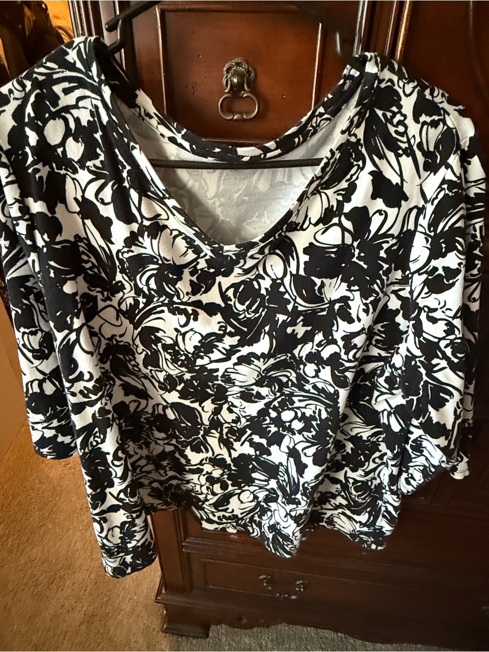 Studio Works Black and White Floral 3/4 Sleeve V-Neck Top